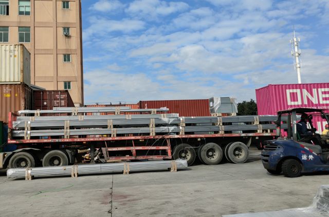 Pembaruan Pengiriman Topfencesolar: Struktur Pemasangan Tanah Baja ZAM Dikirim ke Korea dari Pabrik Xiamen